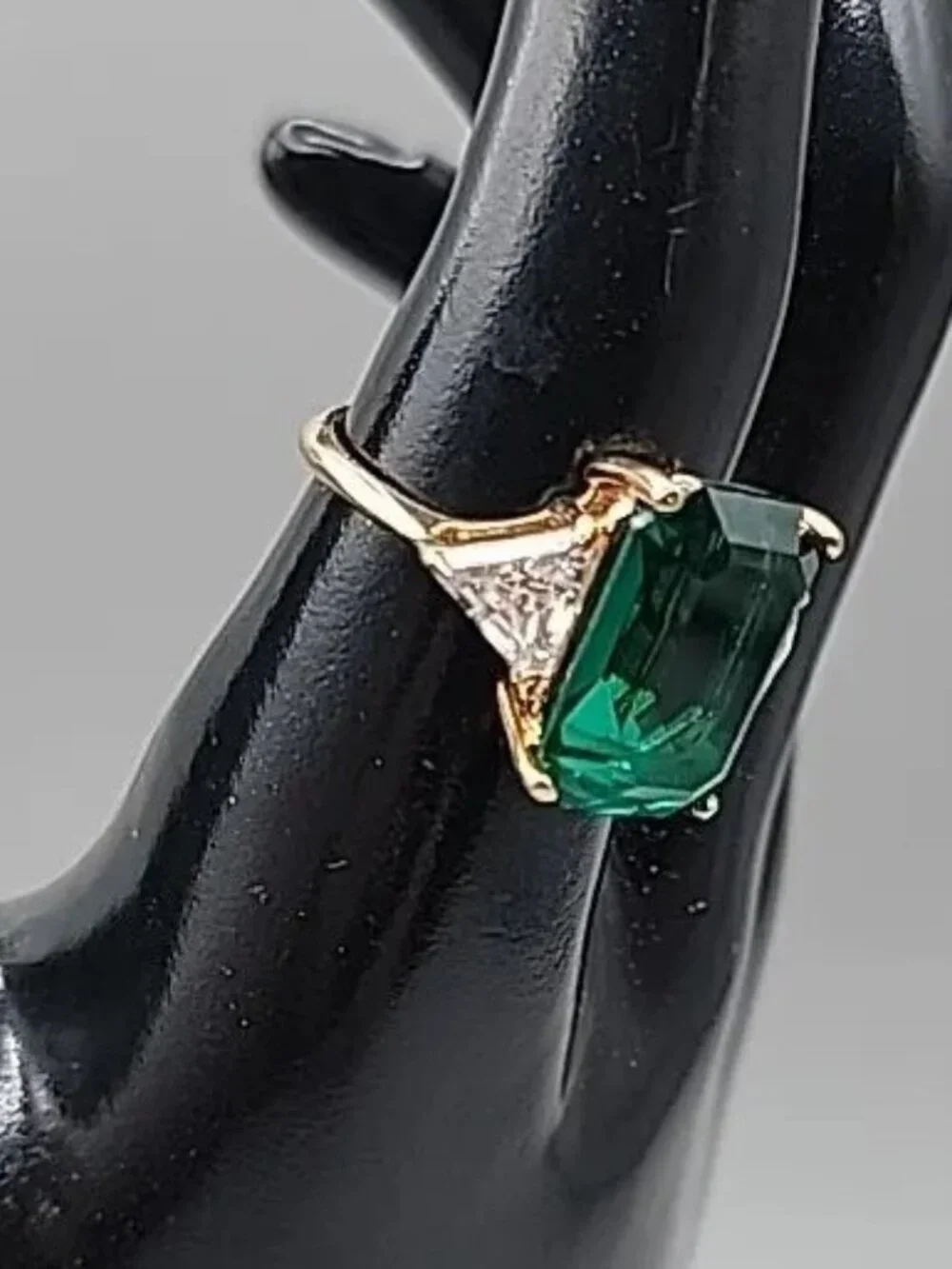 Art Deco 18K HGE Oversized Faux Emerald & Diamante Fashion Ring Gold Tone 8.5